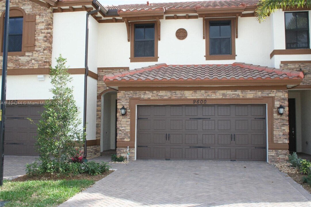 9600 Town Parc Cir N in Parkland, FL - Building Photo