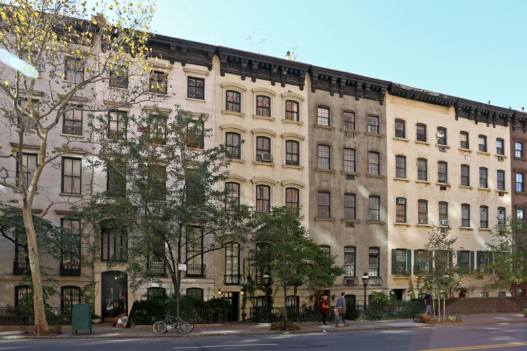 454 W 23rd St in New York, NY - Building Photo