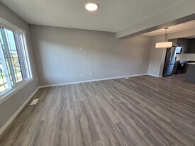 1009 Cy Becker Rd NW in Edmonton, AB - Building Photo