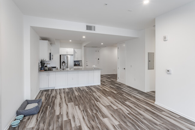 Ogden Apartments in Los Angeles, CA - Building Photo - Interior Photo