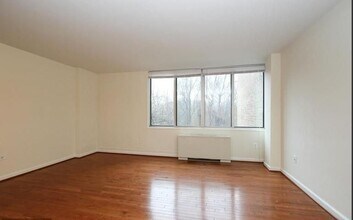 2939 Van Ness St NW, Unit 310 in Washington, DC - Foto de edificio - Building Photo