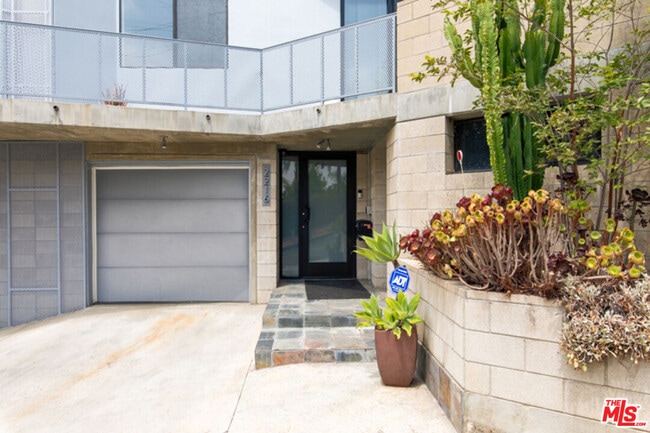 2216 Bancroft Ave in Los Angeles, CA - Building Photo - Building Photo