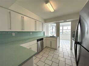 16570 NE 26th Ave in North Miami Beach, FL - Foto de edificio - Building Photo