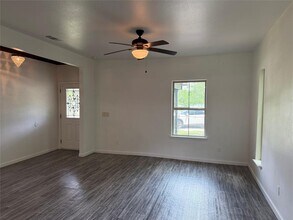 718 Pear St in Lockhart, TX - Building Photo - Building Photo