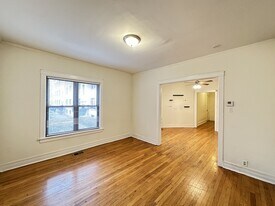 824 W Waveland Ave, Unit A08W in Chicago, IL - Building Photo