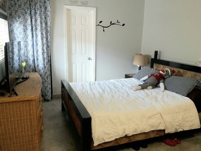 6130 SW 12th St in West Miami, FL - Foto de edificio - Building Photo