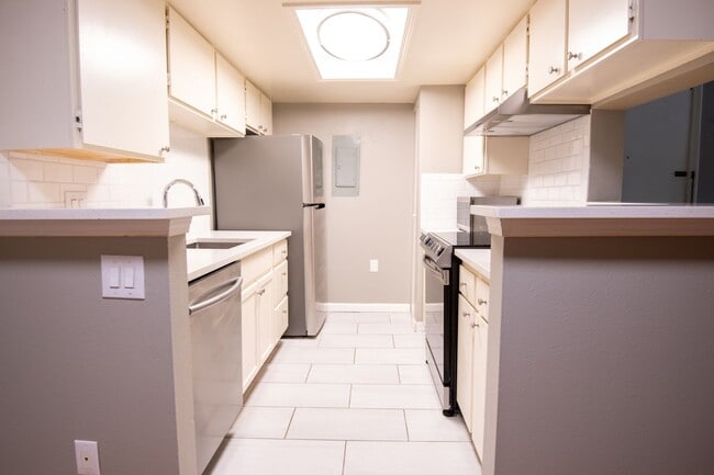 8555 Fairmount Dr in Denver, CO - Building Photo - Building Photo