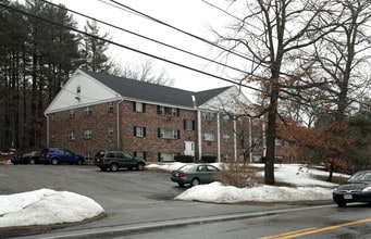 Grafton Colonial Apartments in Grafton, MA - Foto de edificio - Building Photo