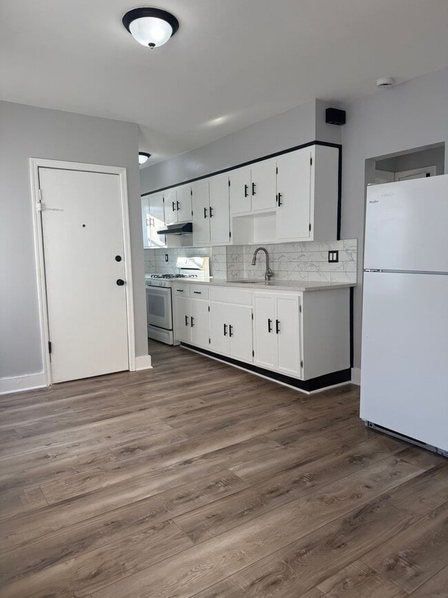 253 Ampere Pkwy in Bloomfield, NJ - Building Photo - Building Photo