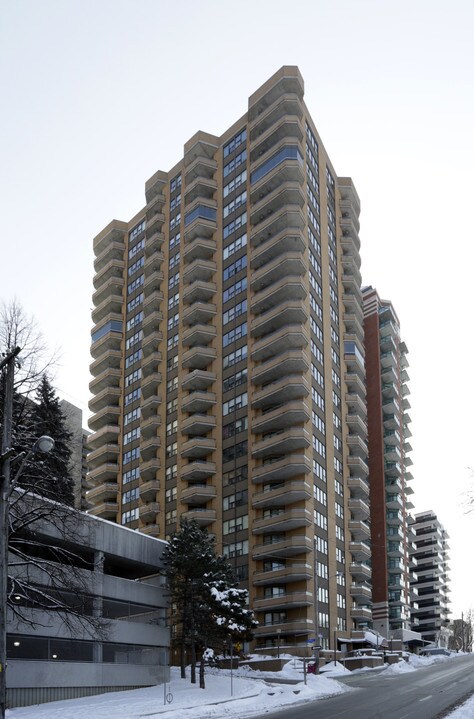 Kevlee Tower in Ottawa, ON - Building Photo