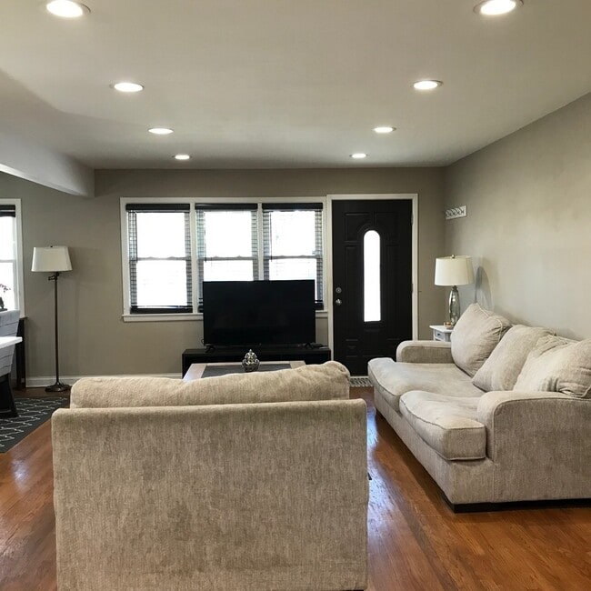 8930 Meade Ave in Morton Grove, IL - Building Photo - Building Photo