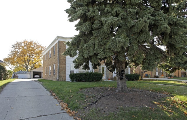 9307 W Wisconsin Ave in Milwaukee, WI - Building Photo - Building Photo