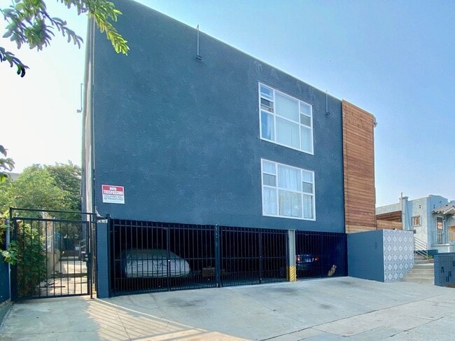 1217 N Virgil Ave in Los Angeles, CA - Foto de edificio - Building Photo