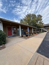 Cedar Lakes Apartments in Wichita, KS - Foto de edificio - Building Photo