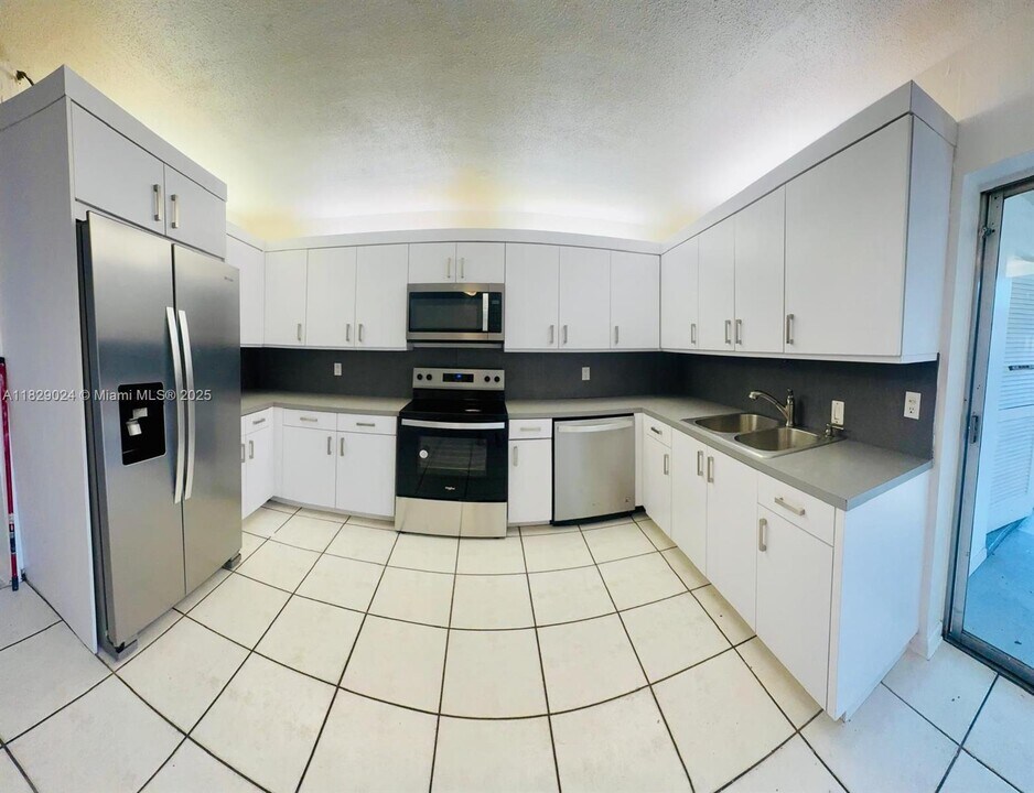 2051 NE 25th Ave in Pompano Beach, FL - Building Photo