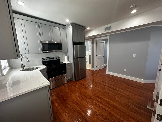 832 Montello St in Brockton, MA - Building Photo - Building Photo