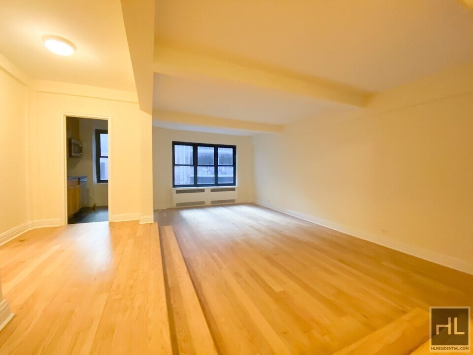 EAST 56 STREET in New York, NY - Building Photo