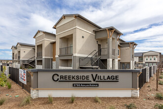 Creekside Village in Clovis, CA - Foto de edificio - Building Photo