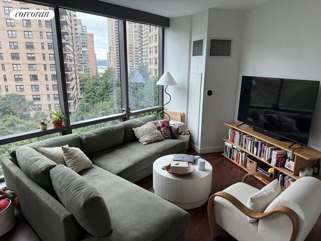 200 W 67th St