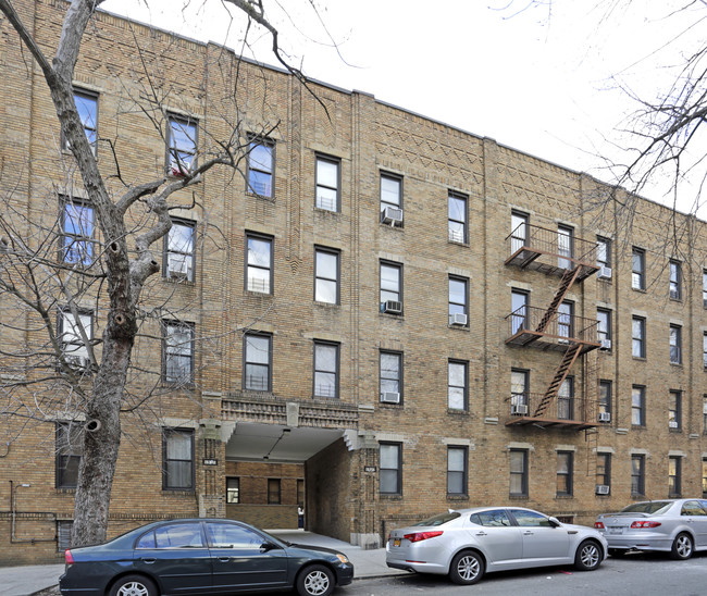 69-30 62nd St in Ridgewood, NY - Foto de edificio - Building Photo