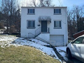 464 Elias Dr in Pittsburgh, PA - Building Photo
