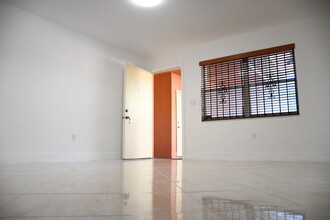 55 E 11th St, Unit 27 in Hialeah, FL - Building Photo - Building Photo