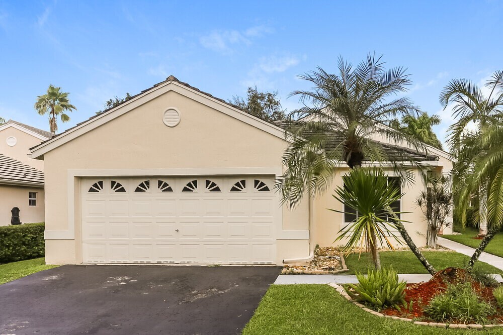 153 W Bayridge Dr in Weston, FL - Building Photo