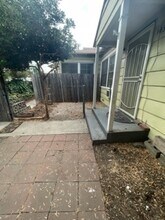 14315 Burbank Blvd, Unit Half in Van Nuys, CA - Foto de edificio - Building Photo