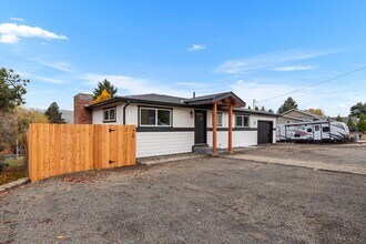 460 N James Ave in East Wenatchee, WA - Foto de edificio - Building Photo