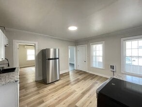 13 Spring St in Newmarket, NH - Building Photo - Building Photo
