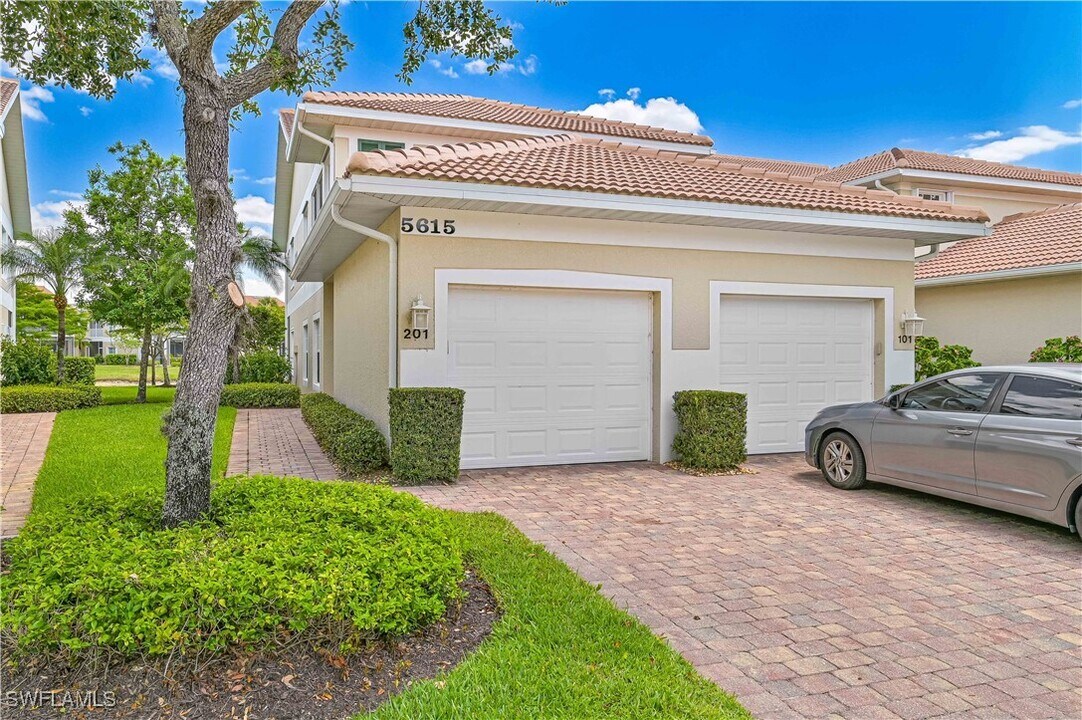 5615 Sherborn Dr in Naples, FL - Building Photo