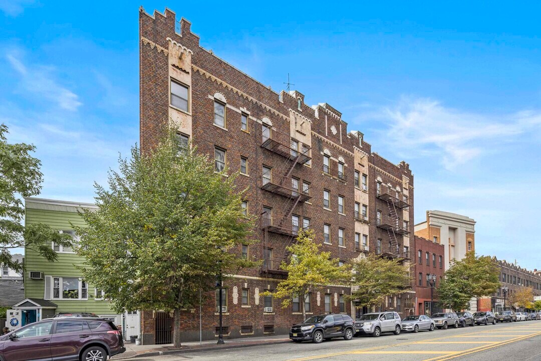 821 Bergen Ave in Jersey City, NJ - Building Photo
