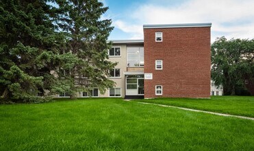 West Villa in Edmonton, AB - Building Photo - Building Photo