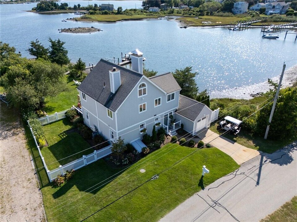 31 Franks Neck Rd in Narragansett, RI - Building Photo