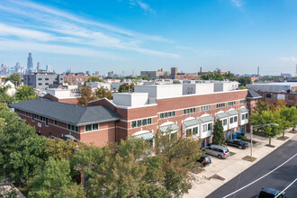 2448 W Grand Ave in Chicago, IL - Building Photo - Building Photo