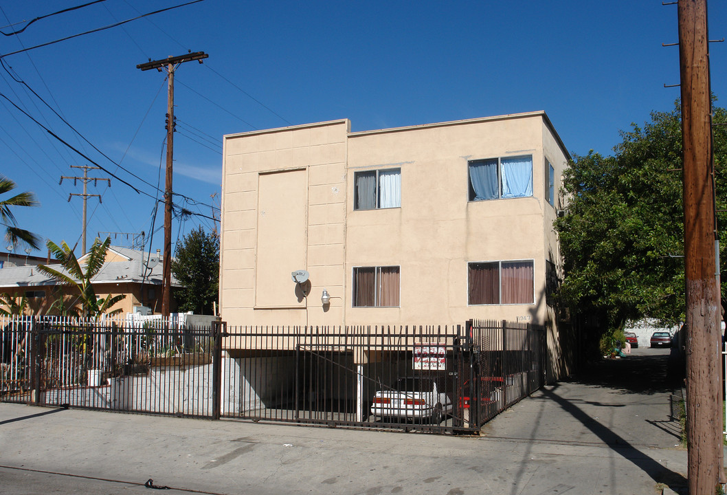 11947 Runnymede St in North Hollywood, CA - Foto de edificio