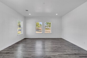 401 E Martin Luther King Blvd in Willis, TX - Building Photo - Building Photo