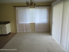 971 Hooper Ave NE in Palm Bay, FL - Foto de edificio - Building Photo