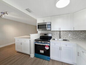 2213 NE 1st Ct, Unit 204 in Boynton Beach, FL - Building Photo - Building Photo