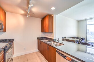 200 W Sahara Ave, Unit 3802 in Las Vegas, NV - Foto de edificio - Building Photo
