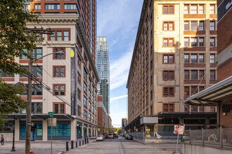 151 Bay Street in Jersey City, NJ - Foto de edificio - Building Photo