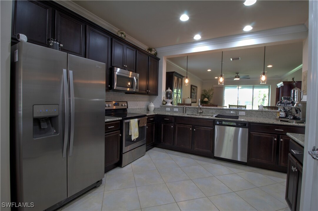 8472 Benelli Ct in Naples, FL - Building Photo