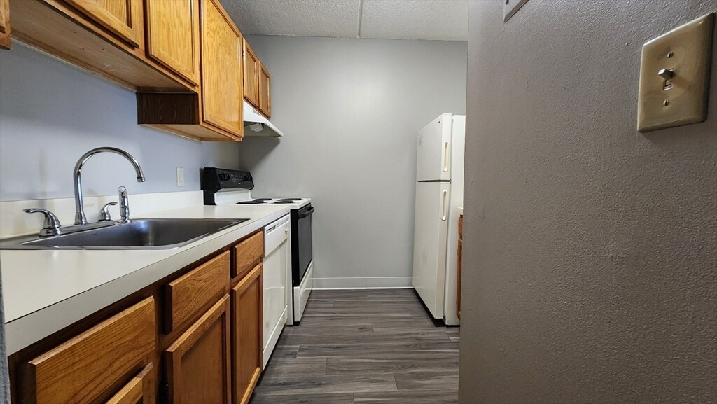 65 North Point Dr in Boston, MA - Building Photo
