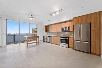 2150 N Bayshore Dr, Unit 1201 in Miami, FL - Building Photo - Building Photo