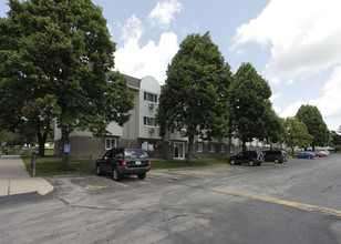 Douglas Park Apartments in Urbandale, IA - Foto de edificio - Building Photo