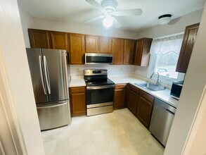 19 Oak Ridge Dr in Windsor Locks, CT - Foto de edificio - Building Photo