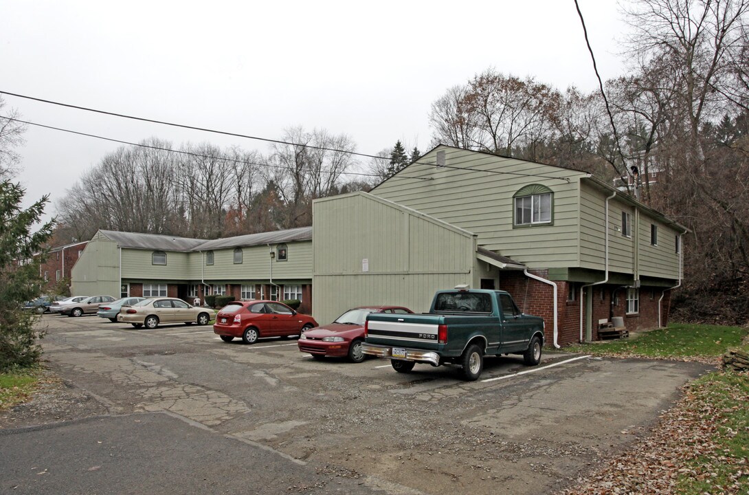 915 Sleepy Hollow Rd in Pittsburgh, PA - Foto de edificio