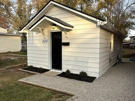 409 W Walnut St in Salem, IN - Building Photo