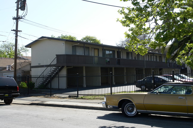 403 Poplar Ave in Redwood City, CA - Building Photo - Building Photo