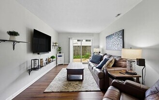 5025 Clairmont Ct in Virginia Beach, VA - Building Photo